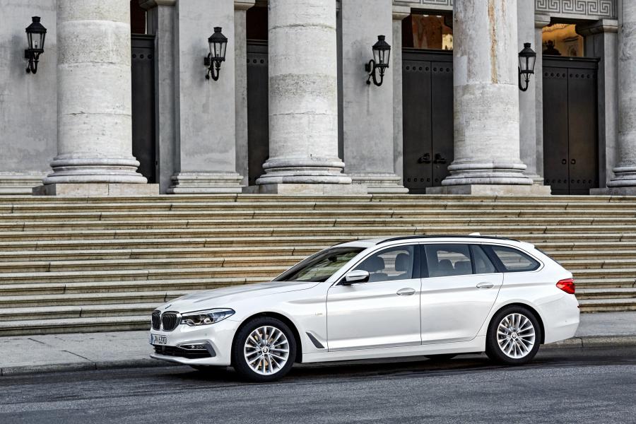  BMW 520d Touring Luxury Line 2017 года  (WW) (фото 4 из 40)